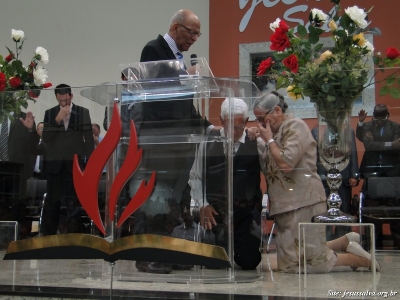 Passagem de Ano - Pr Cerqueira preside culto marcado por ora&ccedil;&atilde;o, testemunhos, comunh&atilde;o e mensagem b&iacute;blica