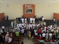 Cerca de 60 pessoas foram batizadas nas &aacute;guas no &uacute;ltimo domingo do ano