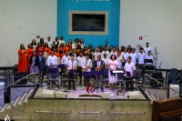 Cantata de P&aacute;scoa &eacute; marcada por louvores celebrando a morte e ressurei&ccedil;&atilde;o de Cristo, confira as fotos e assista o evento