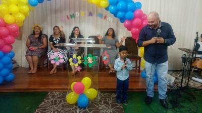 Crianças adorando