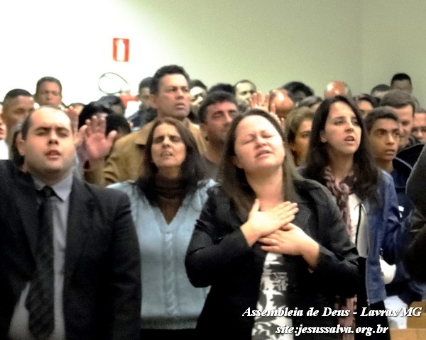 Mesmo em uma noite fria, vários irmãos foram adorar a Deus