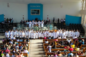 Confira as fotos e assista ao Batismo nas Águas de Abril de 2024