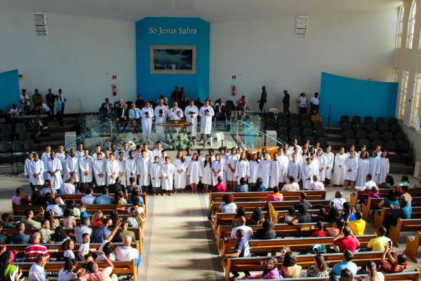 Confira as fotos e assista ao Batismo nas Águas de Abril de 2024