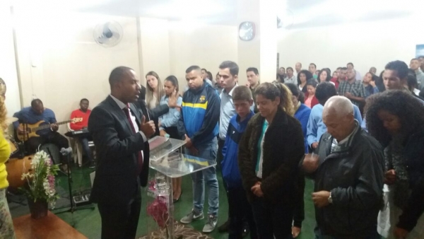 Famílias aos pés da Cruz