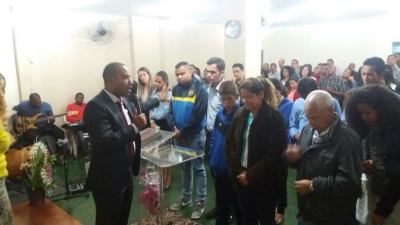 Famílias aos pés da Cruz