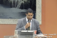 Tr&ecirc;s pessoas convertem em culto alegre na Assembleia de Deus