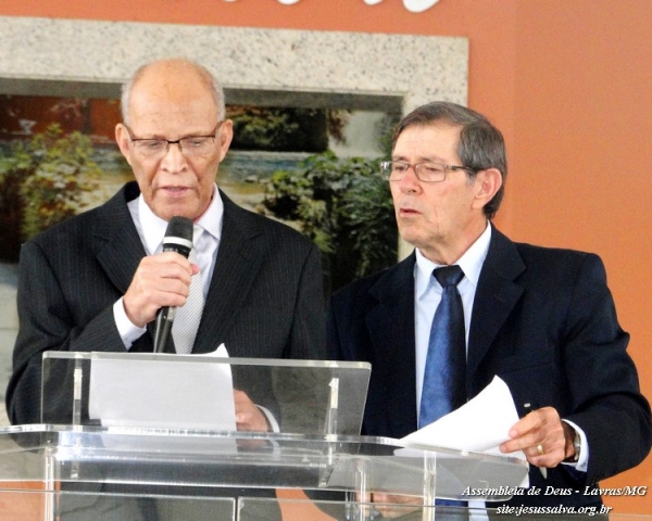 Pr Cerqueira preside batismo de mais de 50 novos membros